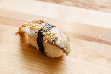 Yılanbalıklı suşi.