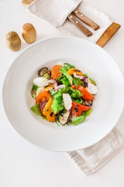 Tabakta sebze salatası