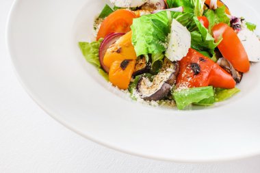 Tabakta sebze salatası