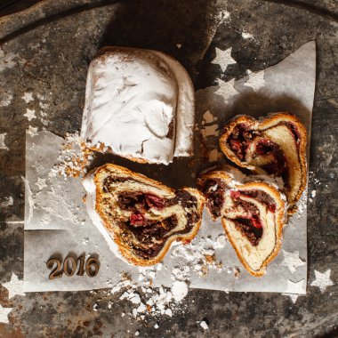 dilimlenmiş Noel stollen