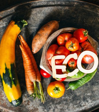 Taze taze organik sebzeler.