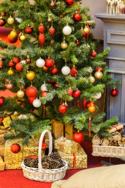 Hediye kutularıyla Noel ağacı