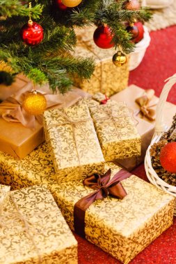 Hediye kutularıyla Noel ağacı