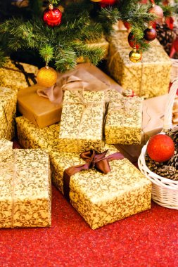 Hediye kutularıyla Noel ağacı