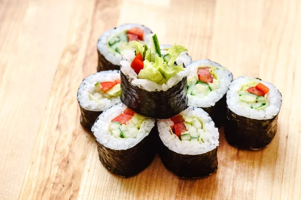 Leckere Sushi-Brötchen — Stockfoto