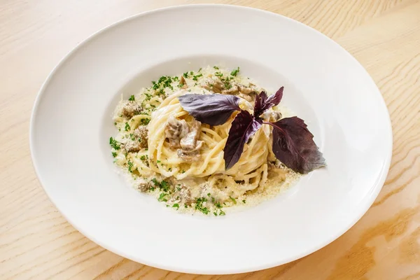 Italiaanse pasta in plaat — Stockfoto