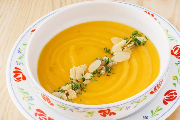 Sopa de crema de calabaza con almendras —  Fotos de Stock