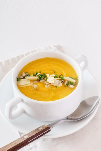 Kürbiscremesuppe mit Mandeln — Stockfoto