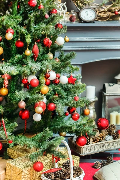 圣诞树上有装饰品 — 图库照片