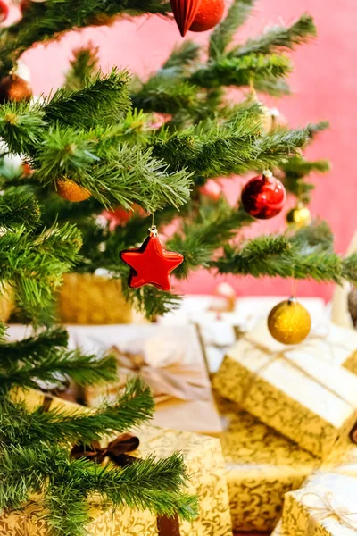 Παρουσιάζει κάτω από το χριστουγεννιάτικο δέντρο — Φωτογραφία Αρχείου