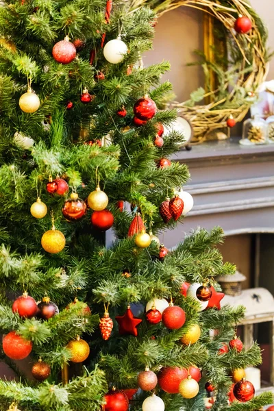 Árbol de Navidad con decoraciones — Foto de Stock