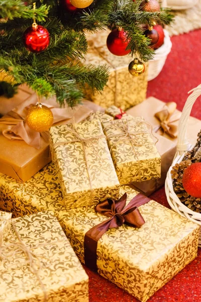 Albero di Natale con scatole regalo — Foto Stock