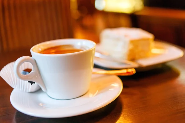 Café avec gâteau savoureux — Photo