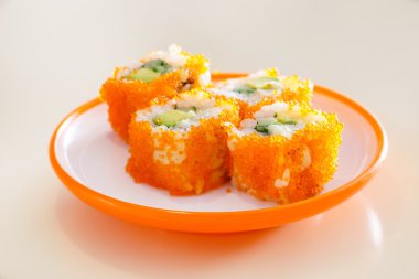 avokado ve havyar ile rulo