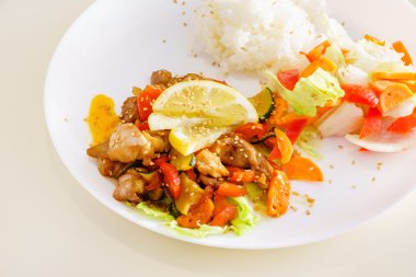 Kızarmış tavuk ve pilav