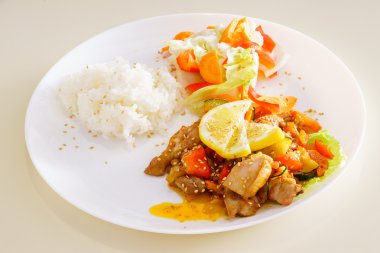 Kızarmış tavuk ve pilav