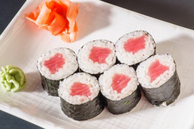 tabağa lezzetli suşi rulo