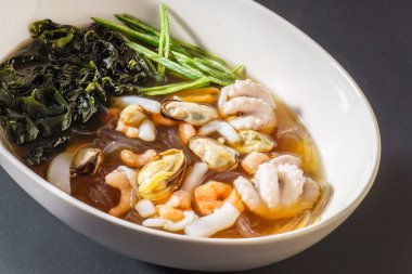 Japon deniz mahsulleri çorbası plaka