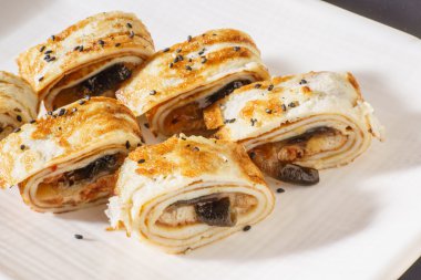 plaka üzerinde pişmiş lezzetli meze