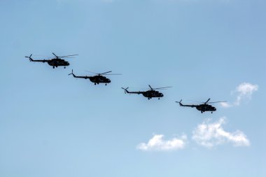 gökyüzünde uçan helikopter