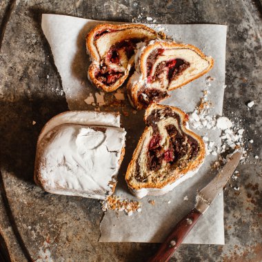 dilimlenmiş Noel stollen