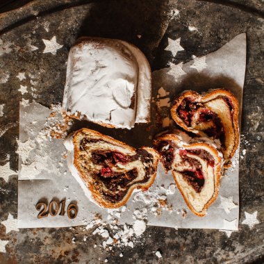 dilimlenmiş Noel stollen