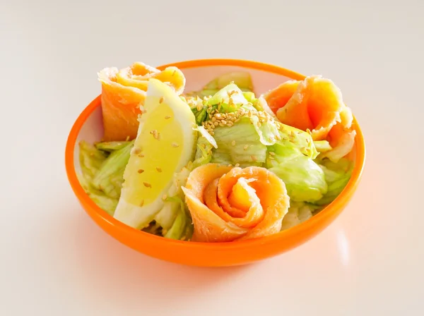 Lachssalat auf Teller — Stockfoto