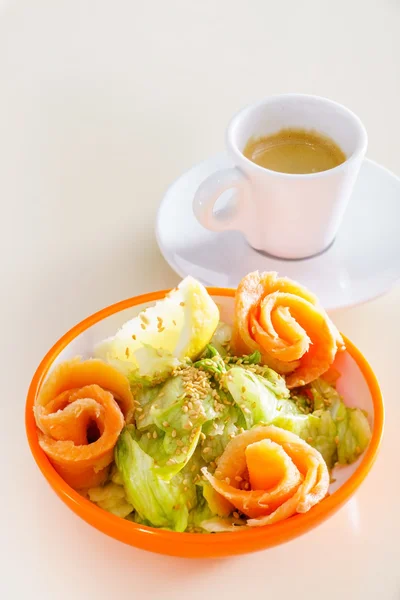 Salada de salmão em prato — Fotografia de Stock