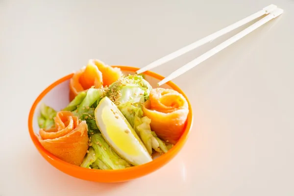 Lososový salát na talíři — Stock fotografie