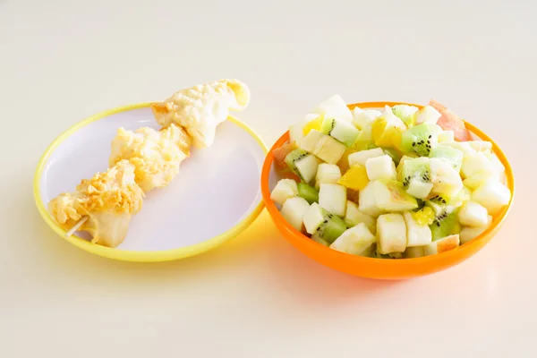 Essen für Kinder auf Tellern — Stockfoto