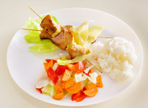 Kebab de pollo con arroz — Foto de Stock