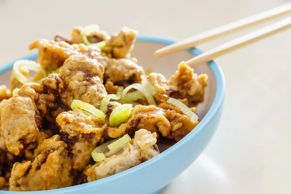 Kızarmış tempura tavuk yemek çubukları ile — Stok fotoğraf