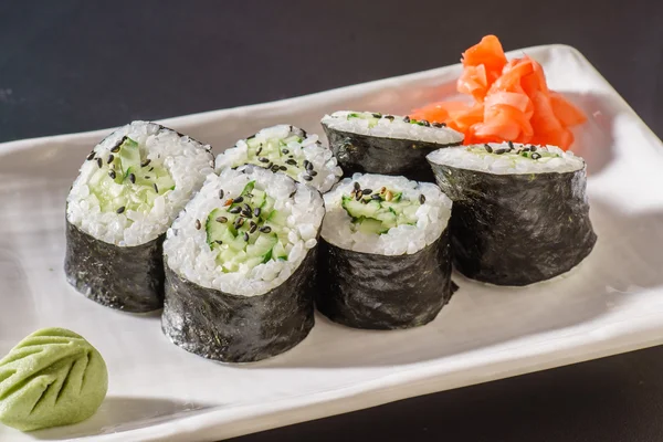 Νόστιμο σούσι κυλίνδρους στο πιάτο — Φωτογραφία Αρχείου