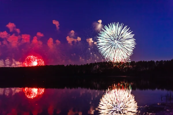 Firework with reflection in the water — Stock Photo, Image