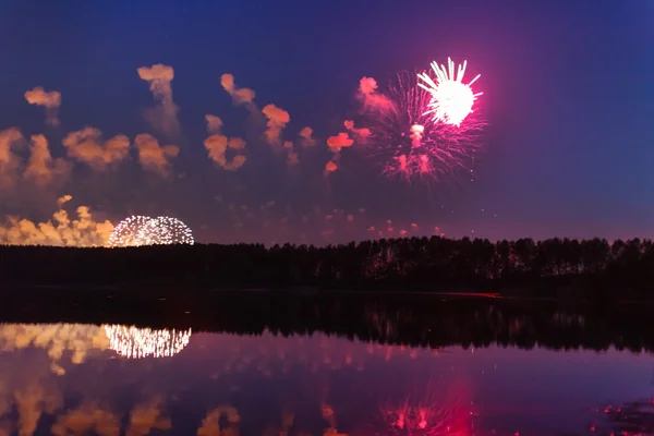 Firework with reflection in the water — Stock Photo, Image