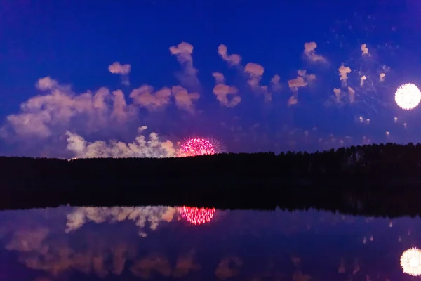 Vuurwerk met weerspiegeling in het water — Stockfoto