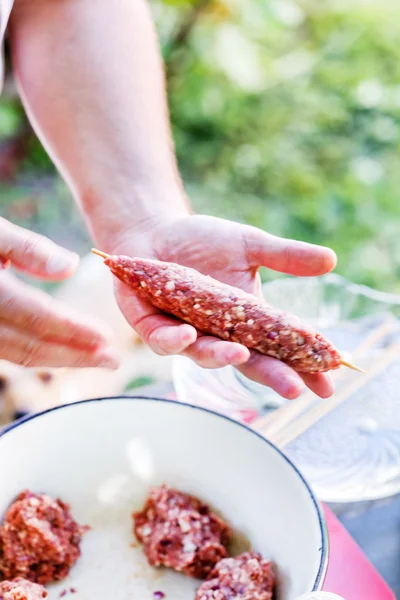 Chef fazendo kebabs — Fotografia de Stock