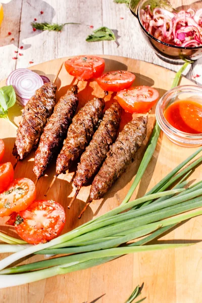 Brochetas a la parrilla con verduras —  Fotos de Stock