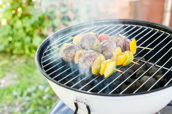 Grilled meatballs with vegetables on grill — Stock Photo, Image