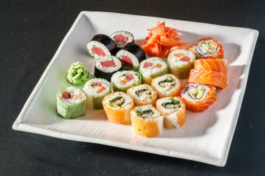 Lezzetli suşi kümesi plaka üzerinde rulo.