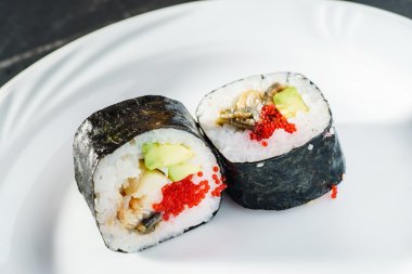 Lezzetli suşi yakın rulo