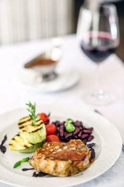 Izgara sebzeli biftek.