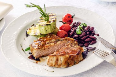Lezzetli biftek ızgara sebzeli