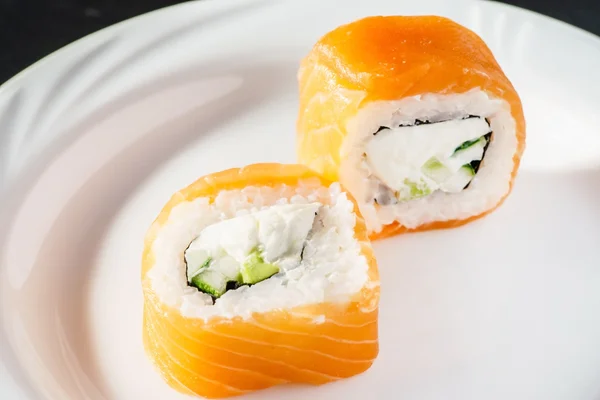 Savoureux sushi rouleaux de près — Photo