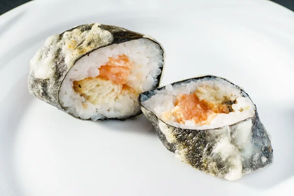 Savoureux sushi rouleaux de près — Photo