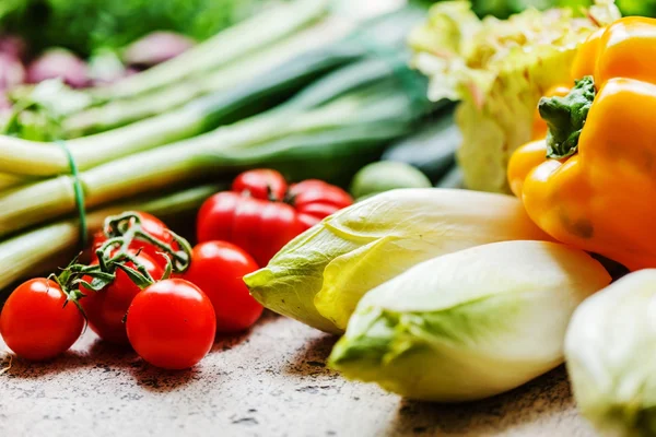 Färska grönsaker på bordet — Stockfoto