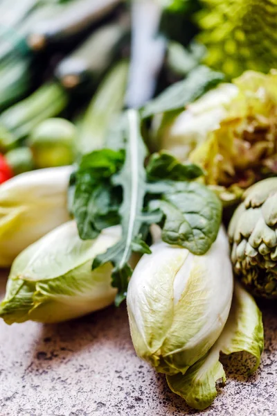 Verduras frescas en la mesa —  Fotos de Stock