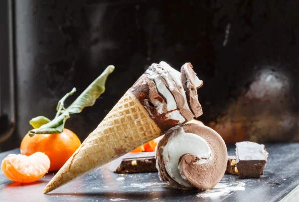 Gelato al cioccolato in coni — Foto Stock