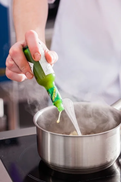 Cocinero cocina en el trabajo —  Fotos de Stock