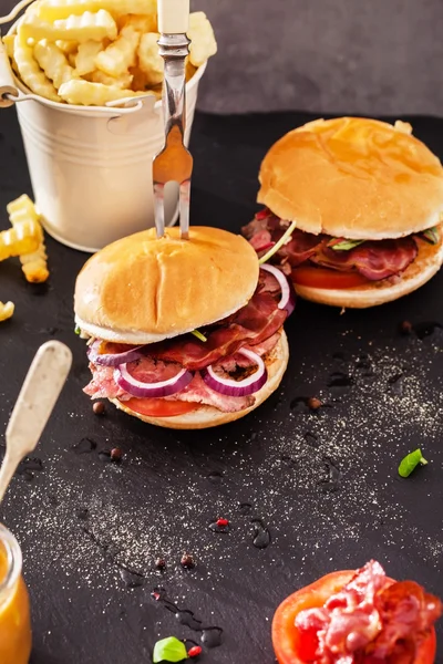 Deliciosos hambúrgueres com bacon — Fotografia de Stock